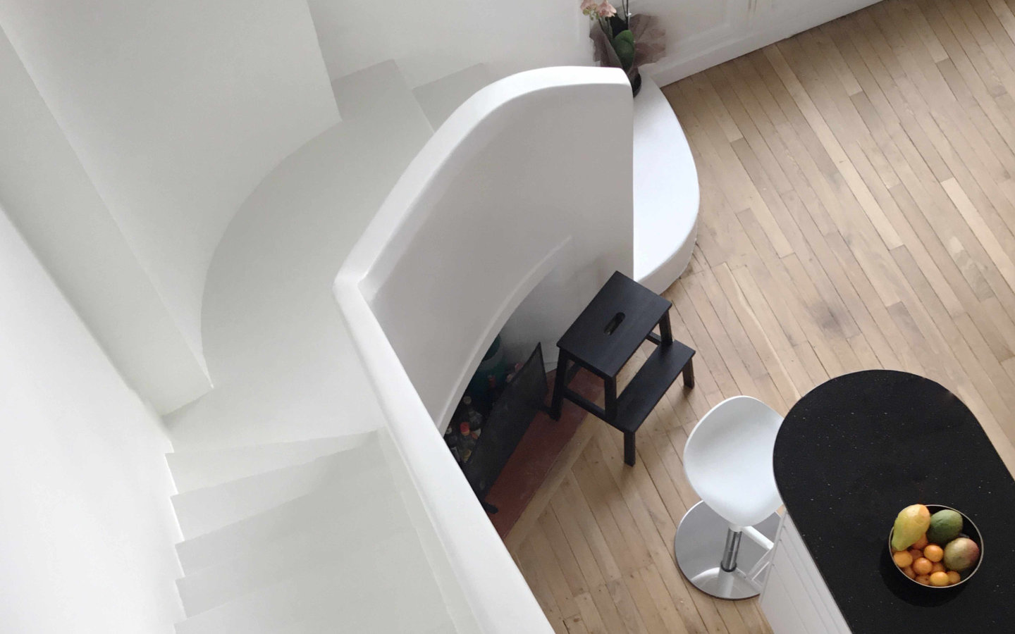 BHPR, architectes, Orléans, Saint Cloud, Appartement, privé, mezzanine, Paris, Tour Eiffel, Duplex, Design, noir et blanc, Cuisine, Ilot central, Balcon, Rénovation